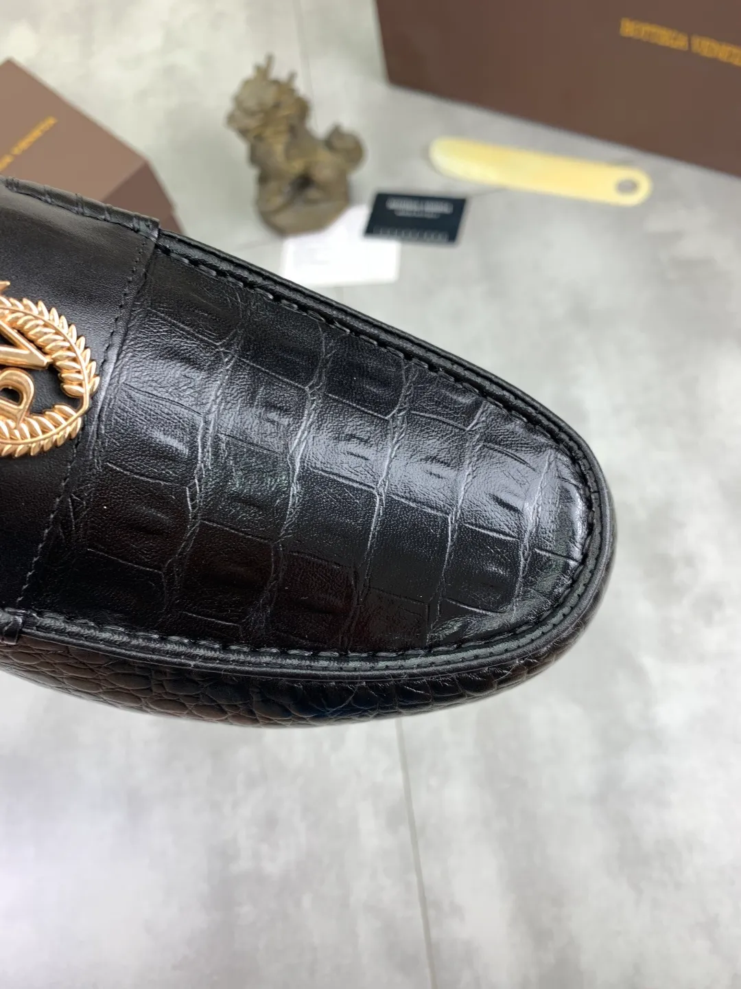 Men's shoes 💰P420 [New model] Water-dyed Niuli 💰High-quality business beanie shoes 💎💎💎 BOTTEGA VENETA official website synchronizes the latest top version of BV in the market, accepts material comparison, shoe type comparison, process comparison, practical and texture, versatile, suitable for any occasion, the more you look at it, the more it tastes. Pure hand-woven craftsmanship - Upper material, hand-woven calfskin imported from Italy 🇮🇹 - High-quality water-dyed cowhide lining - Original private model customized outsole -Size: 39-44 (38 45 can be customized) Color: black optional